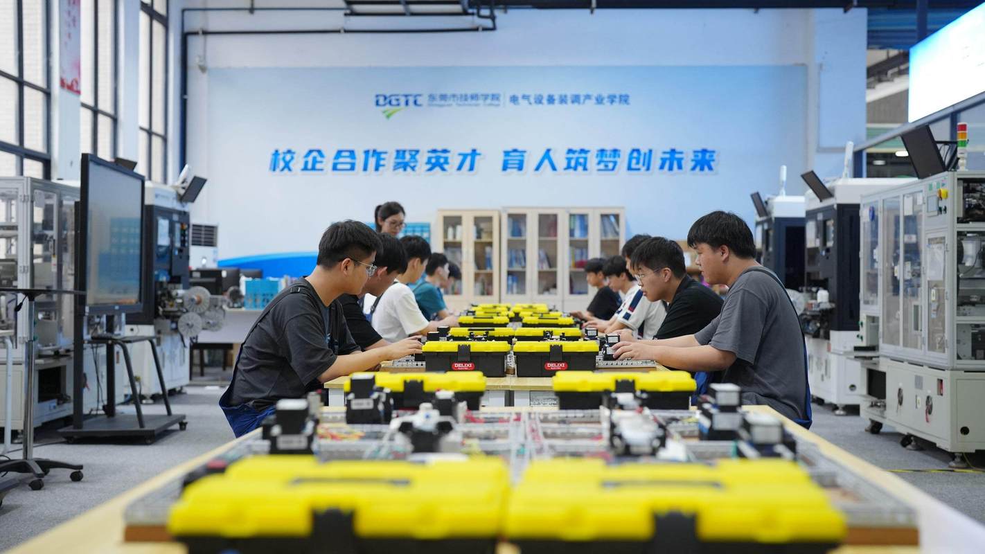 职业高中校企合作实训基地场景图