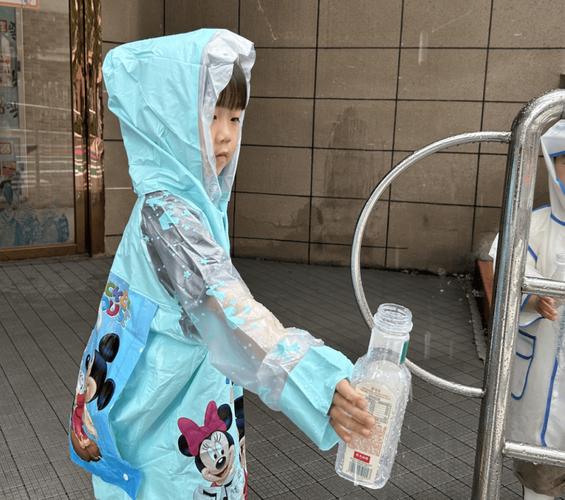 老照片里三岁小女孩伸手接雨滴