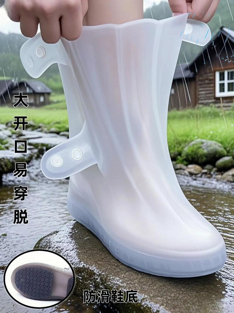 雨天街头被淋湿的休闲运动鞋