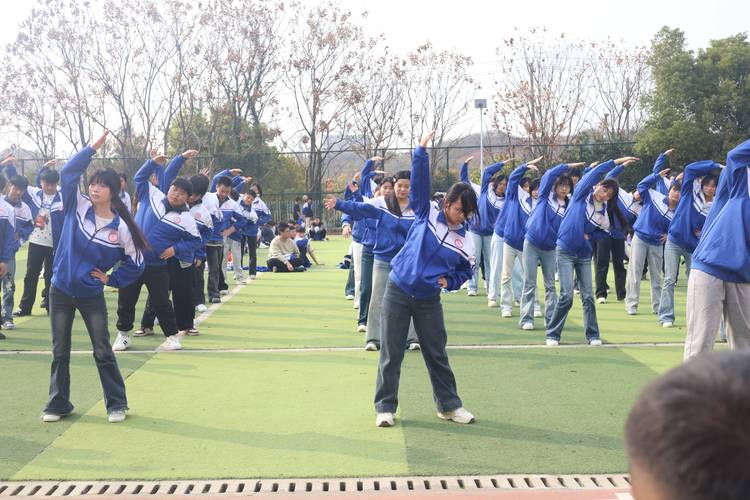 中小学生错误姿势做广播体操伸展运动示范图
