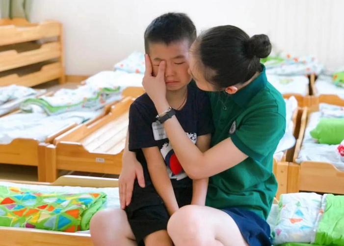 幼儿园老师安慰哭泣小朋友分离焦虑画面