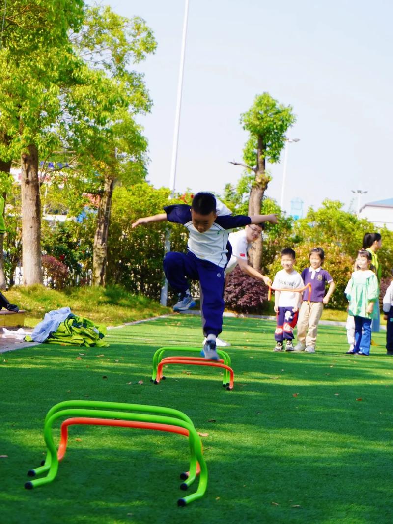 幼儿户外奔跑锻炼大运动能力