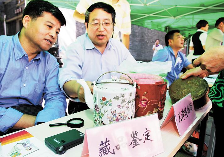 古玩市场免费鉴定摊的老旧桌子和鉴定证书样本