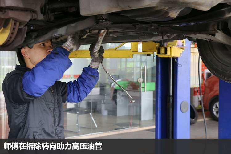 维修师傅检测汽车助力油管压力实拍