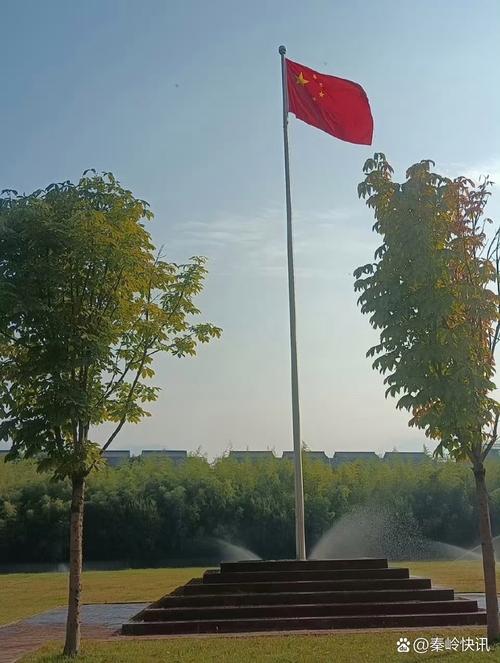 褪色红旗铺在老旧木地板阳光斜照