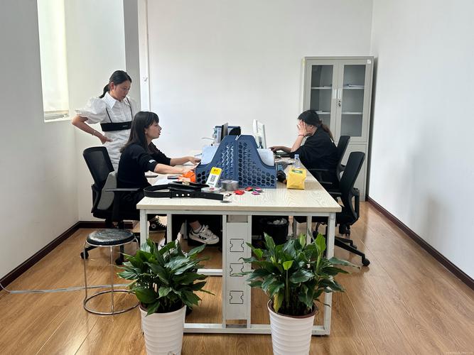 坐站交替办公场景实拍图