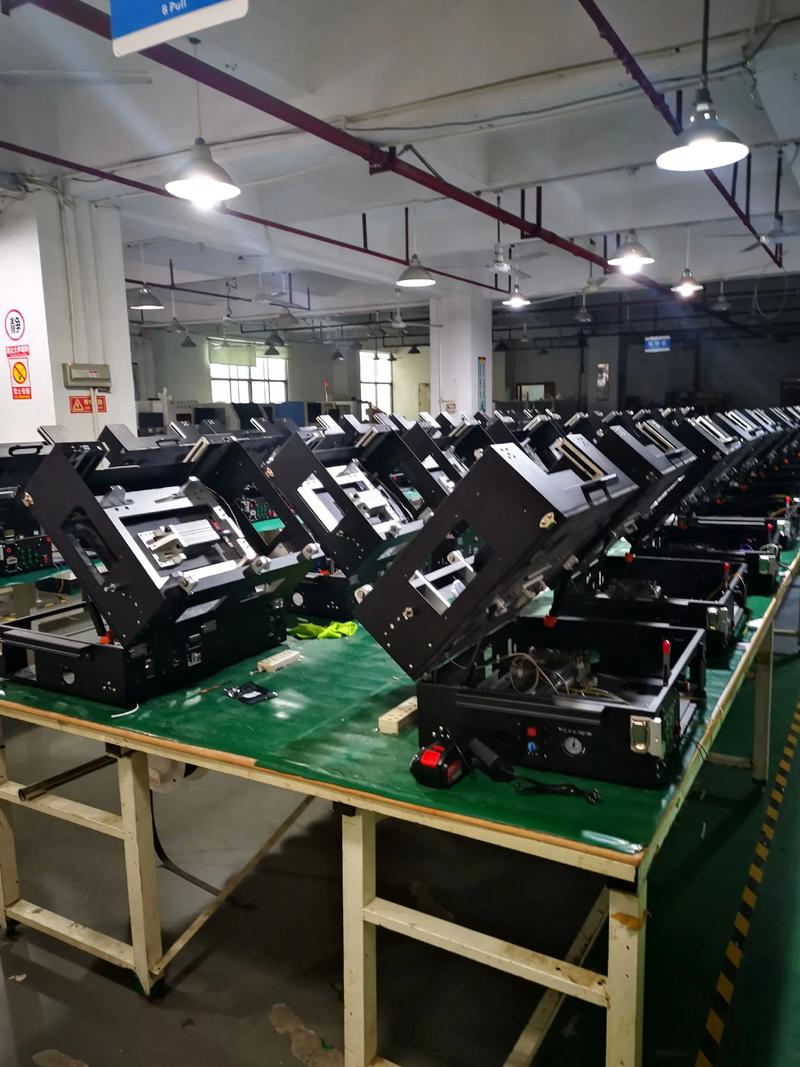 老技师在调试精密治具的场景