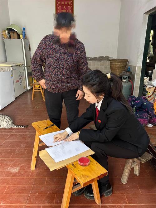 法院门口等待咨询的中年离婚女性
