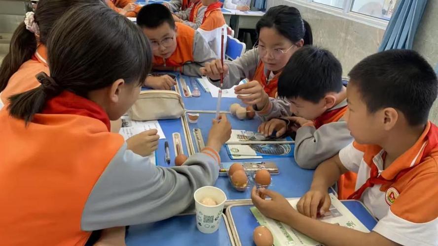 小学课堂学生分组探究式学习场景