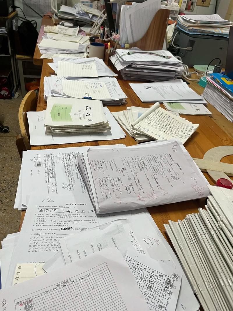 同等学力申硕统考英语复习资料和笔记堆积的办公桌