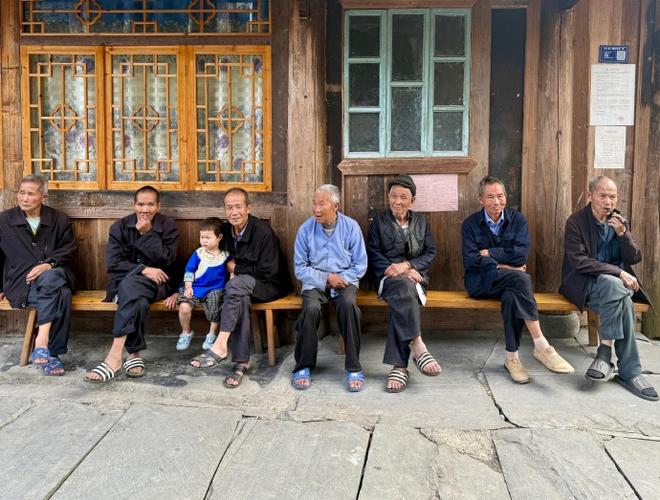 宰荡侗寨鼓楼下的老人