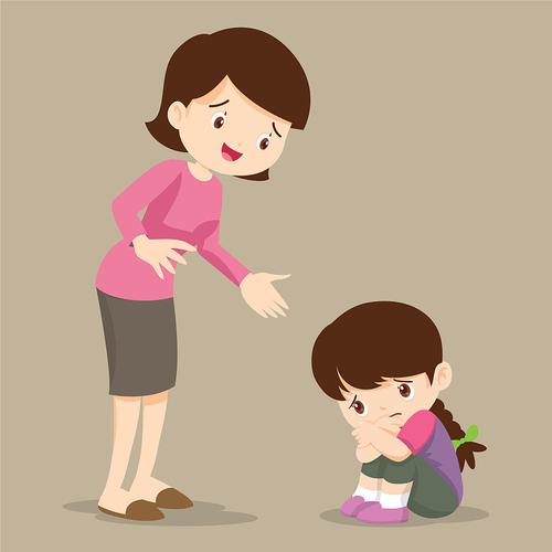 妈妈蹲下来安慰积木倒塌哭泣孩子场景图