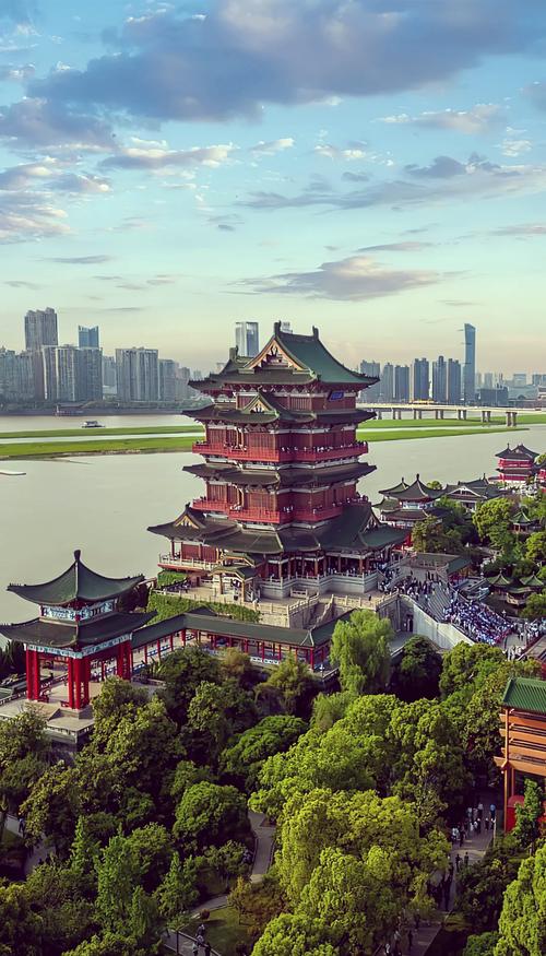 中国湖南省岳阳岳阳楼洞庭湖面远景