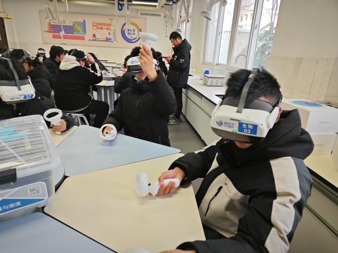 VR虚拟实验室学生戴着VR头盔做化学实验