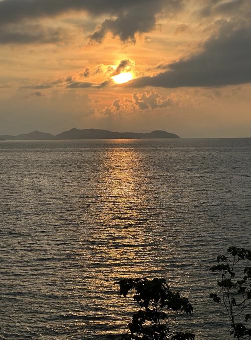 凌晨海滩日出