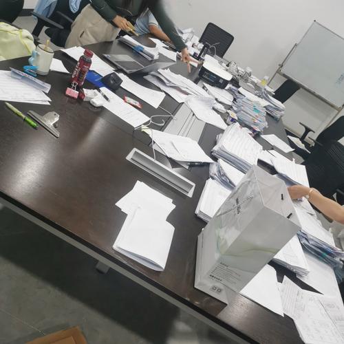 堆满职称评审材料的办公桌