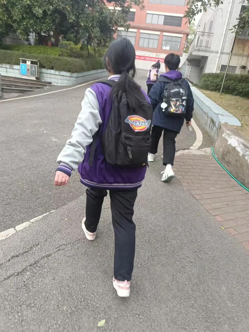 中学走廊趴在栏杆上的学生背影