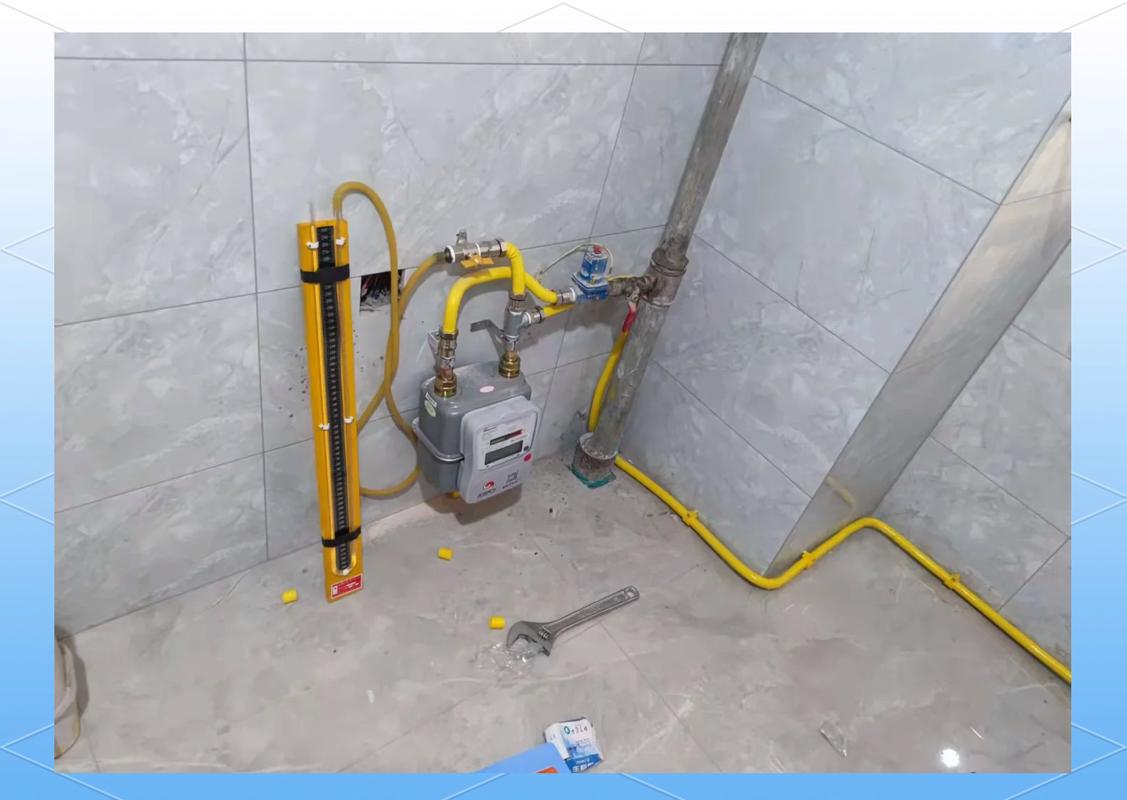 装修师傅检查热水器燃气表和烟道