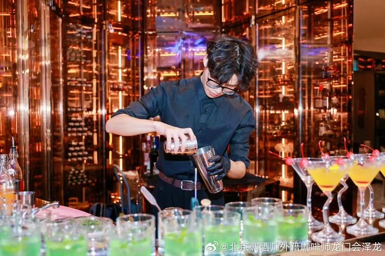 调酒师在婚礼现场调制招牌鸡尾酒特写