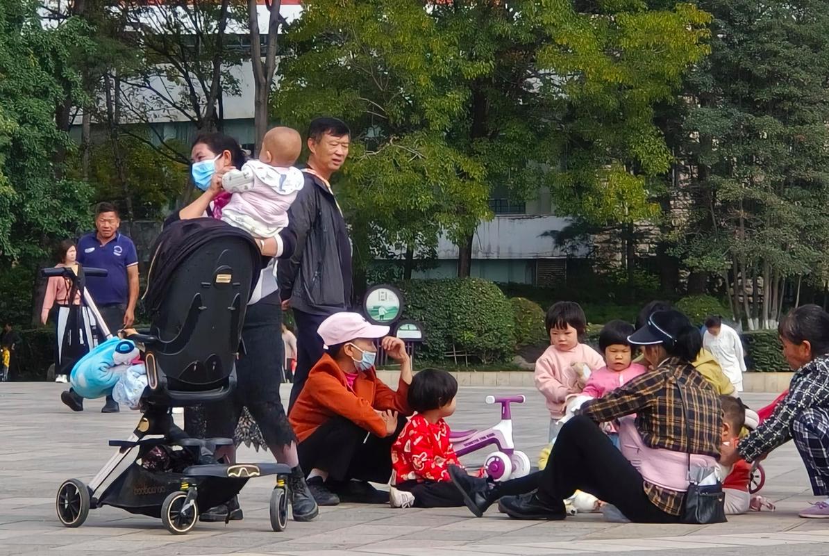小区妈妈群集体遛娃活动场景