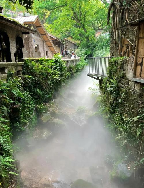 3. 古镇类景区：看起来美，走起来累，推车更是噩梦