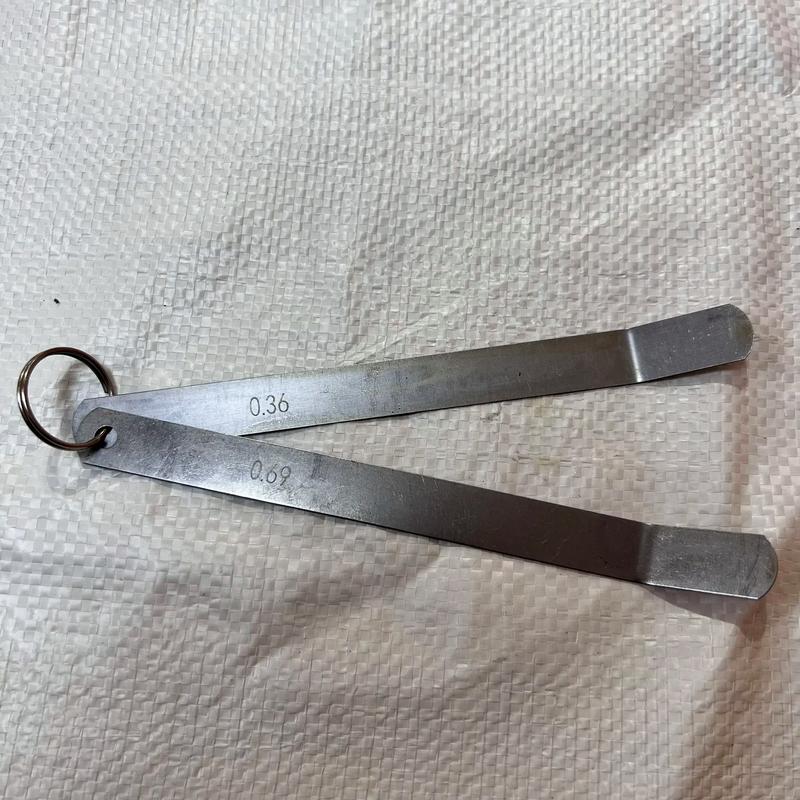 汽车维修气门间隙测量塞尺实物图