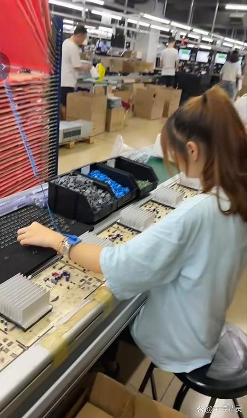 工厂采购员对比电脑屏幕和实物零件时困惑特写