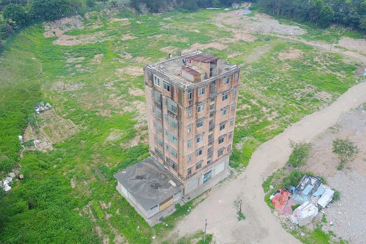 拆迁废墟中孤立的钉子户住宅航拍