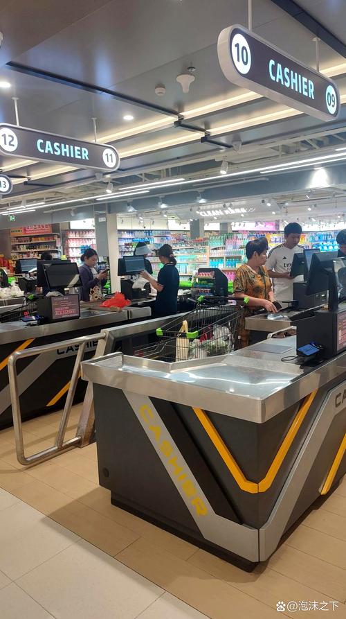 连锁超市顾客使用扫码购结账场景实拍