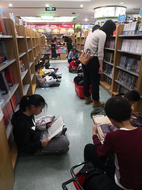 学生背着塑料外壳游戏本进图书馆的实拍场景