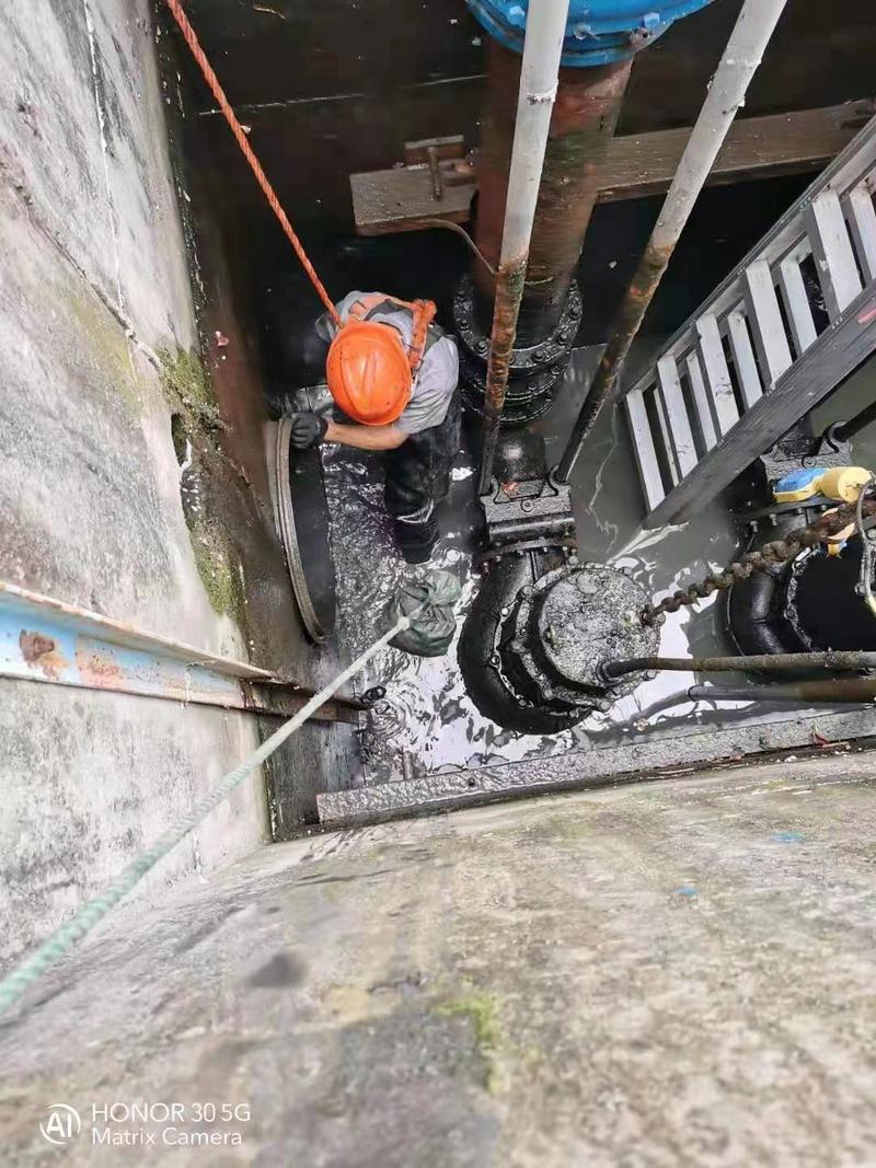 废水处理站调节池曝气管疏通作业现场