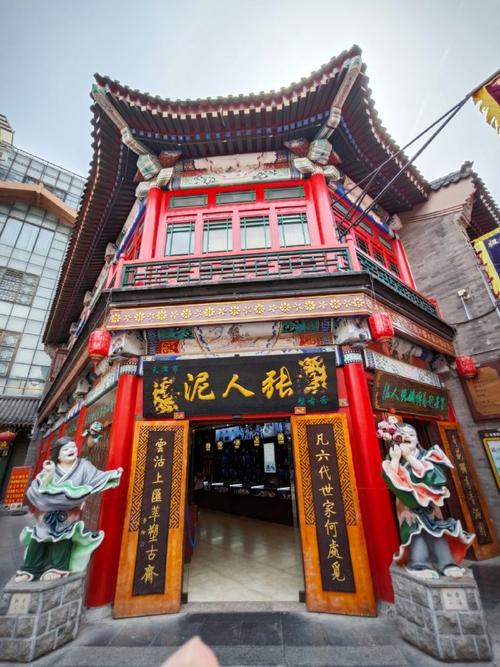 天津古文化街北口天津泥人张彩塑店门脸