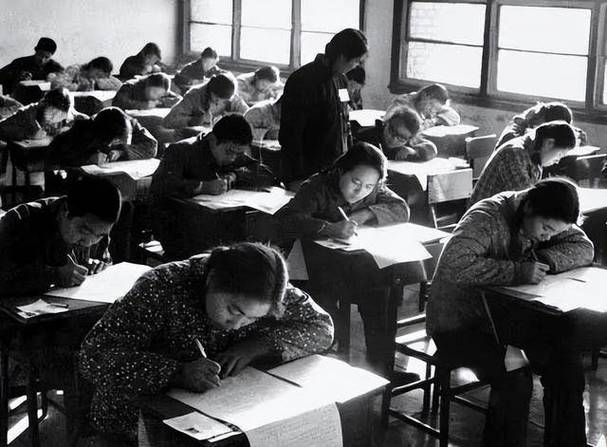 1900年代美国标准化考试历史照片,学生整齐排列考试