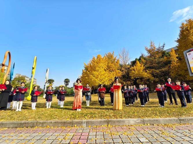 学生测量银杏叶黄金分割比例的校园活动