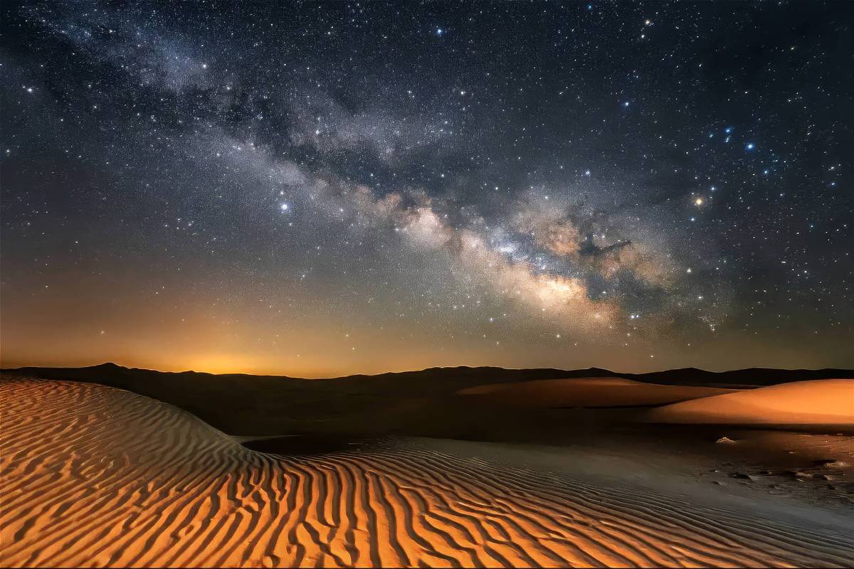 腾格里沙漠夜晚银河拱桥