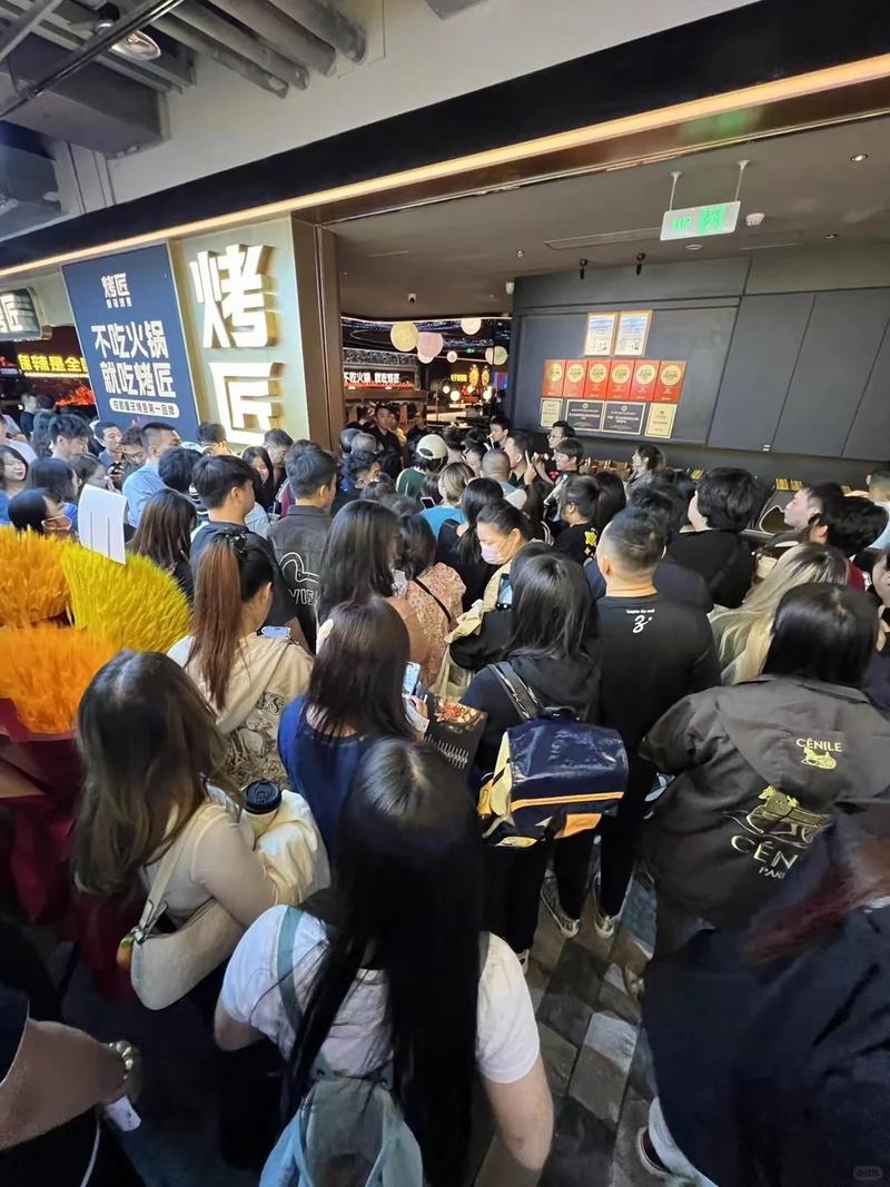 网红美食探店雇托排队场景图