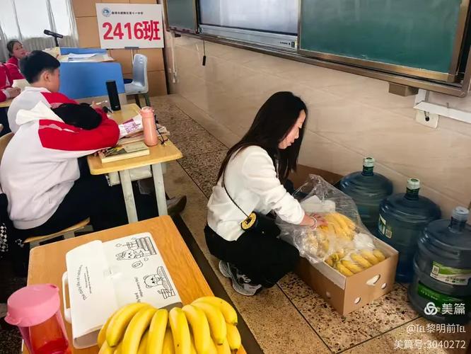 家长蹲在比赛结束的孩子身边递温橘子水