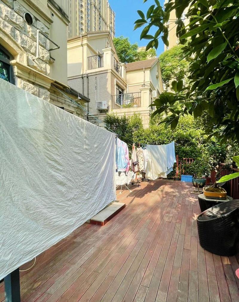 泰国郊区住宅雨季庭院晾晒场景实拍