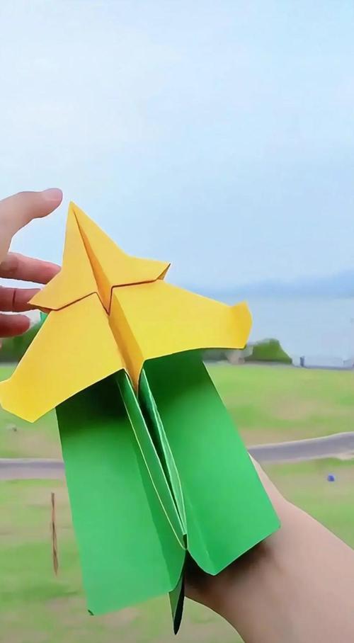 小学教室窗台沾橘子汁的折纸飞机