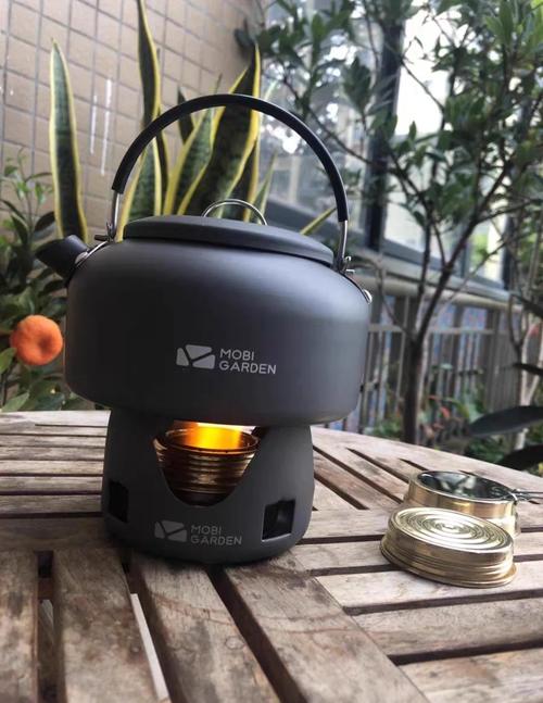 露营便携炉烧开水玻璃壶场景