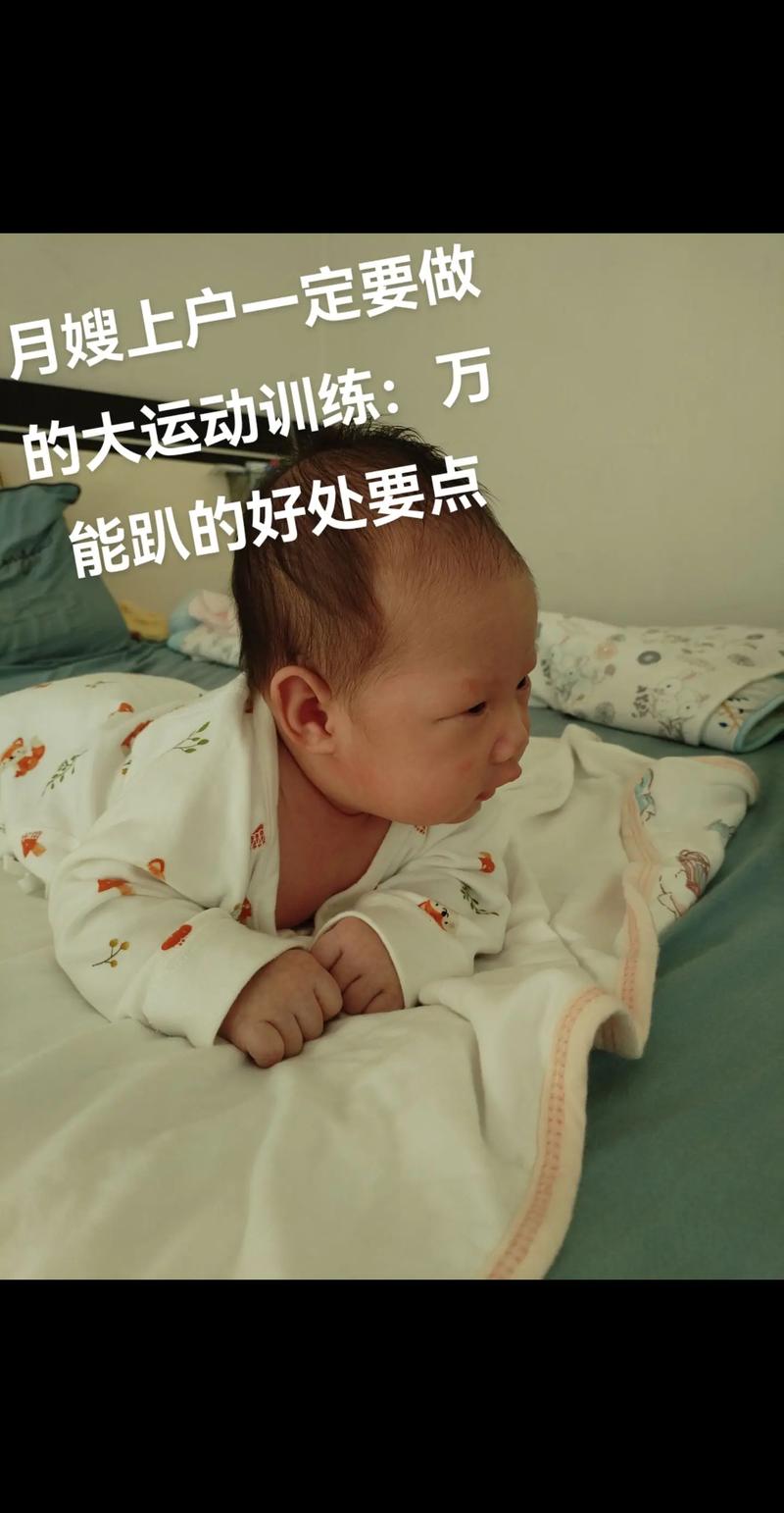宝宝俯趴练习时家长正确引导姿势