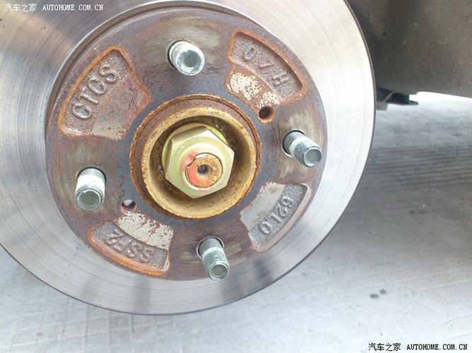 拆解后测量刹车分泵导向销配合间隙