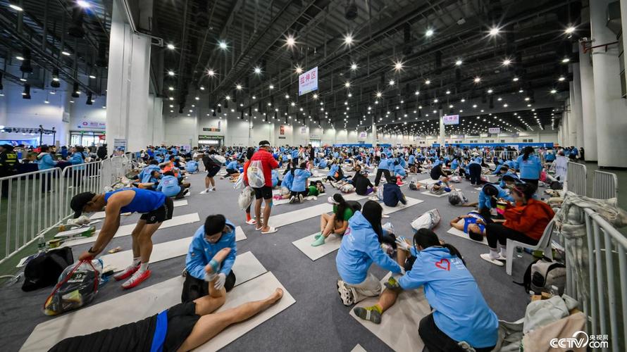 自驾服务区下车拉伸动作示范图