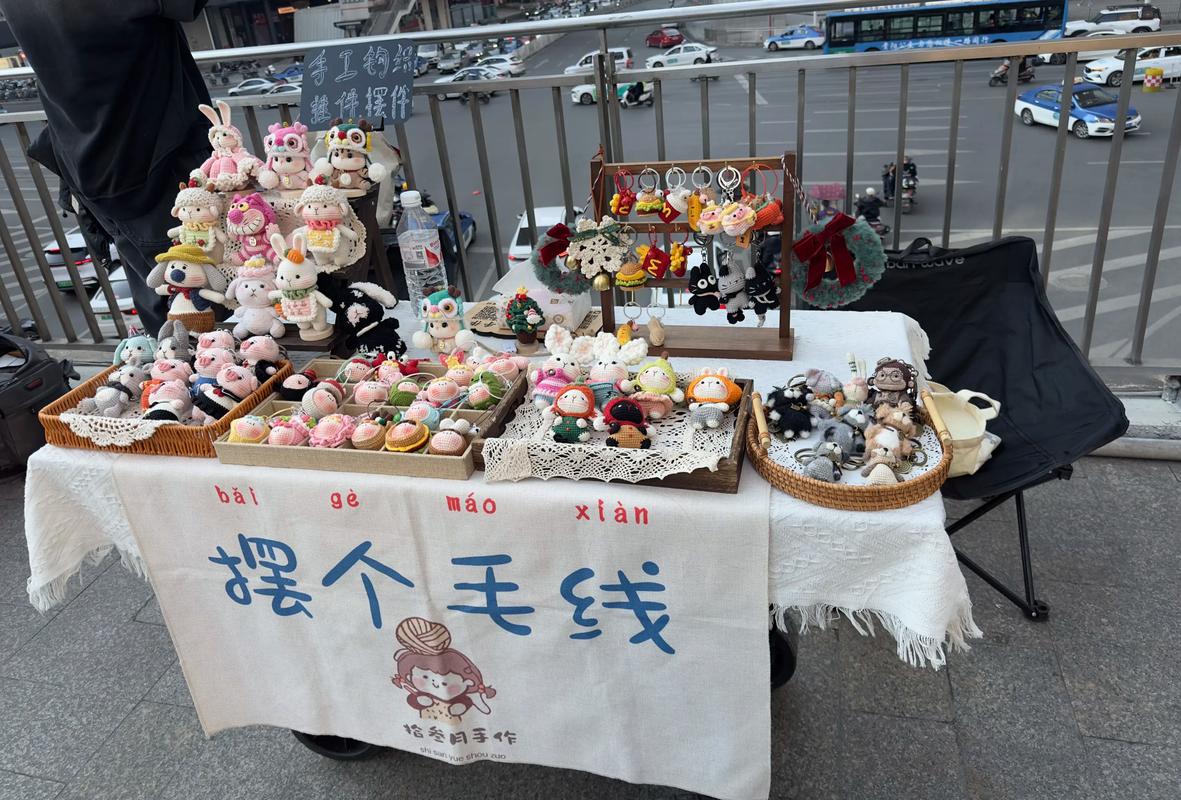夜市摆摊手工钩针小玩偶展示图