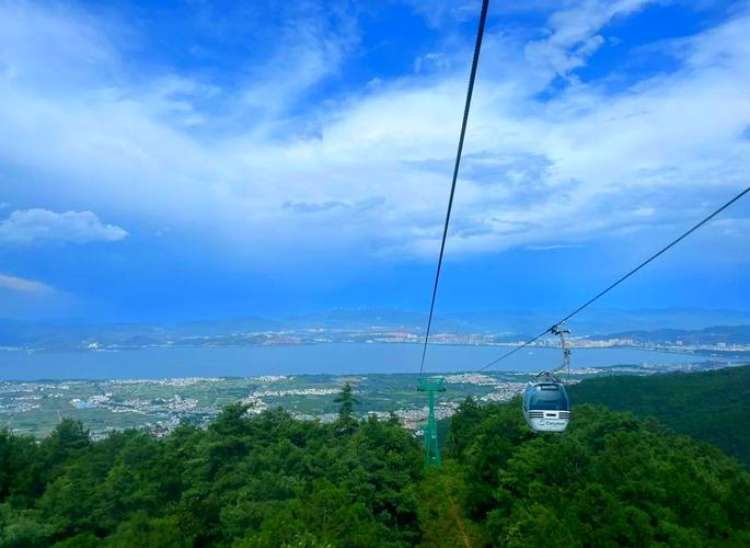 大理苍山洗马潭索道山顶俯瞰洱海全景