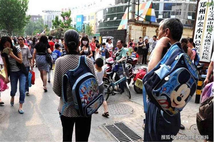 工业区双职工家长接孩子放学场景图