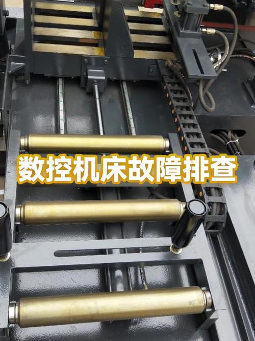 车间老师傅用改锥听诊机床故障实拍图