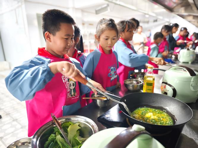 学校劳动课孩子们学烹饪场景