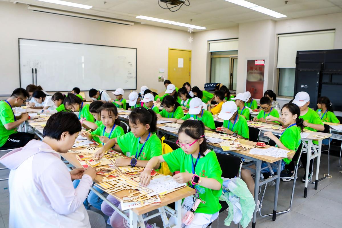 高质量夏令营活动场景学生小组研讨