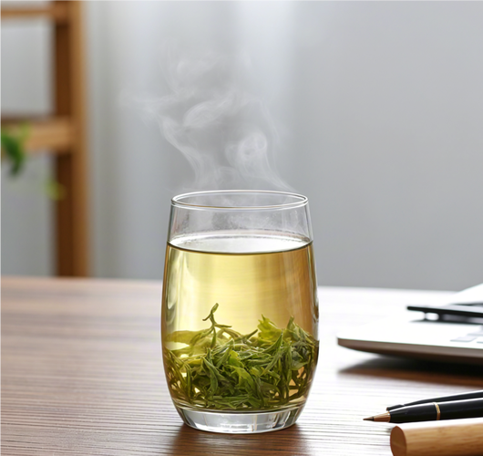 家用温度计测量热茶温度场景图